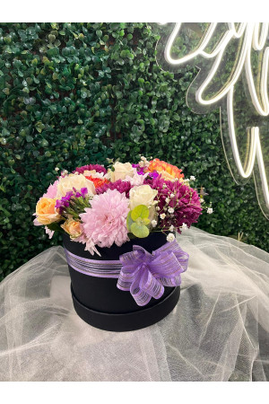 3 Beyaz Gül ve Karışık Çiçek Şık Siyah Kutuda